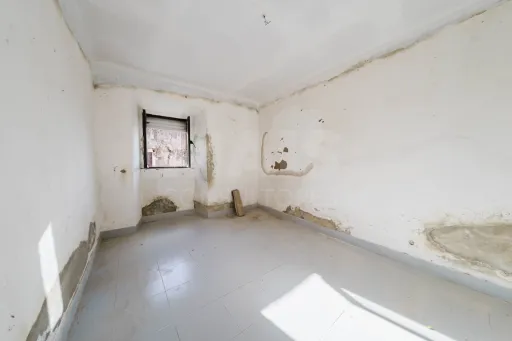 Quinta com duas moradias em ruína, poço e anexo com T0!