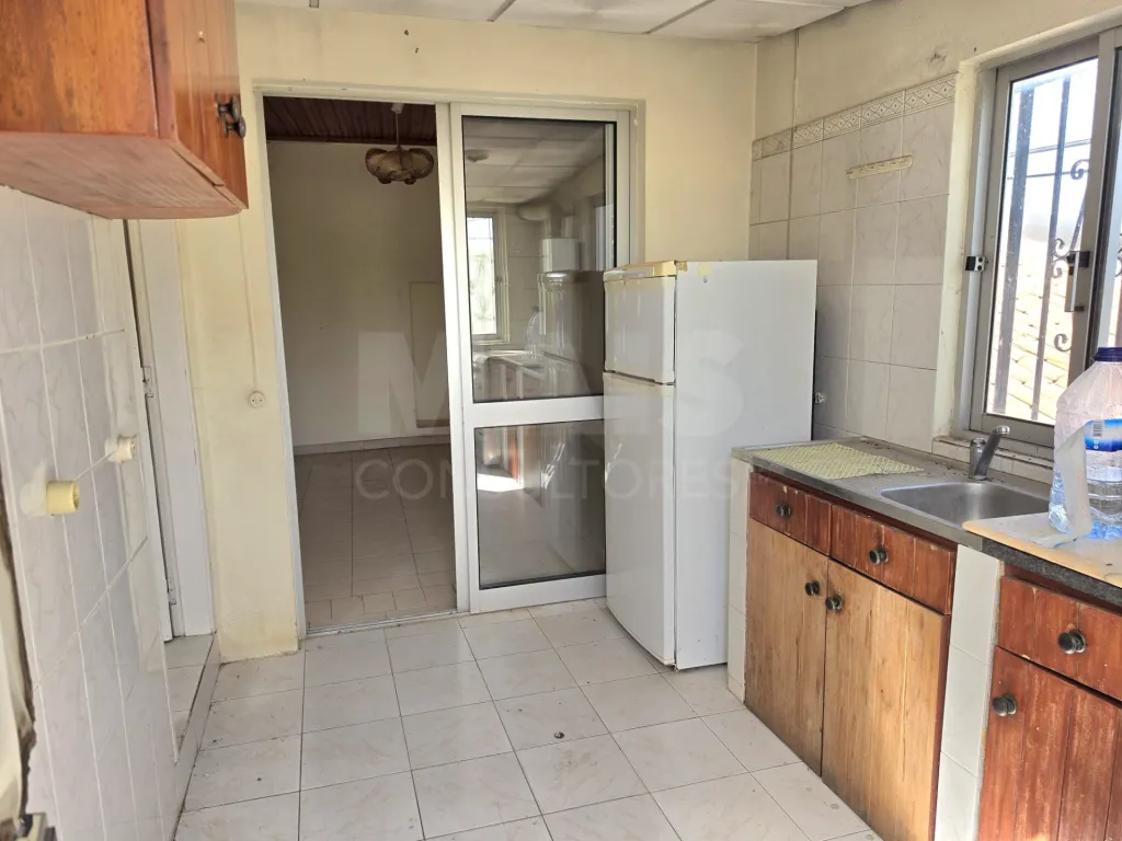 Moradia para recuperar com comercio, indústria, habitação e terreno com árvores de fruto