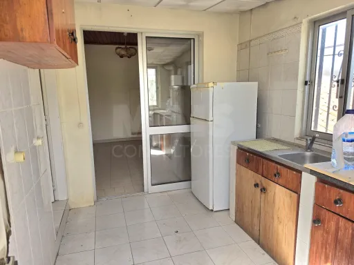 Moradia para recuperar com comercio, indústria, habitação e terreno com árvores de fruto