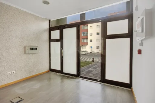 Loja com 2 Pisos no Centro de Peniche — Uma Oportunidade Imperdível!