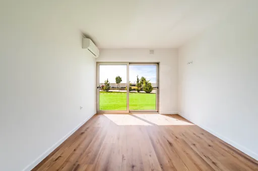 Moradia Contemporânea de Luxo com Vista Barragem, Piscina e 3.000m² Urbanos | Peniche