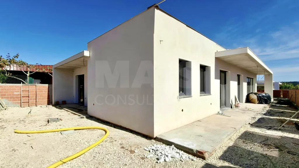 Moradia Térrea T4 com Suite Master, Piscina de Água Salgada, Garagem e Acabamentos Premium !