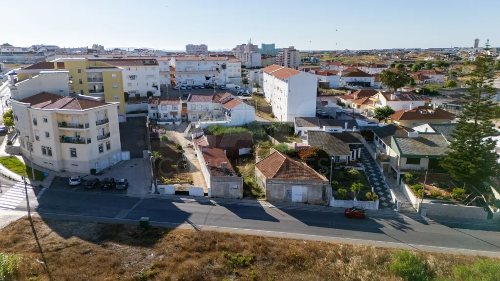 Terreno com 4 construções e 1 armazém no centro de Peniche