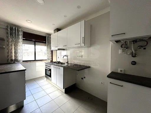 T2 Parcialmente Remodelado com Arrecadação | Brandoa