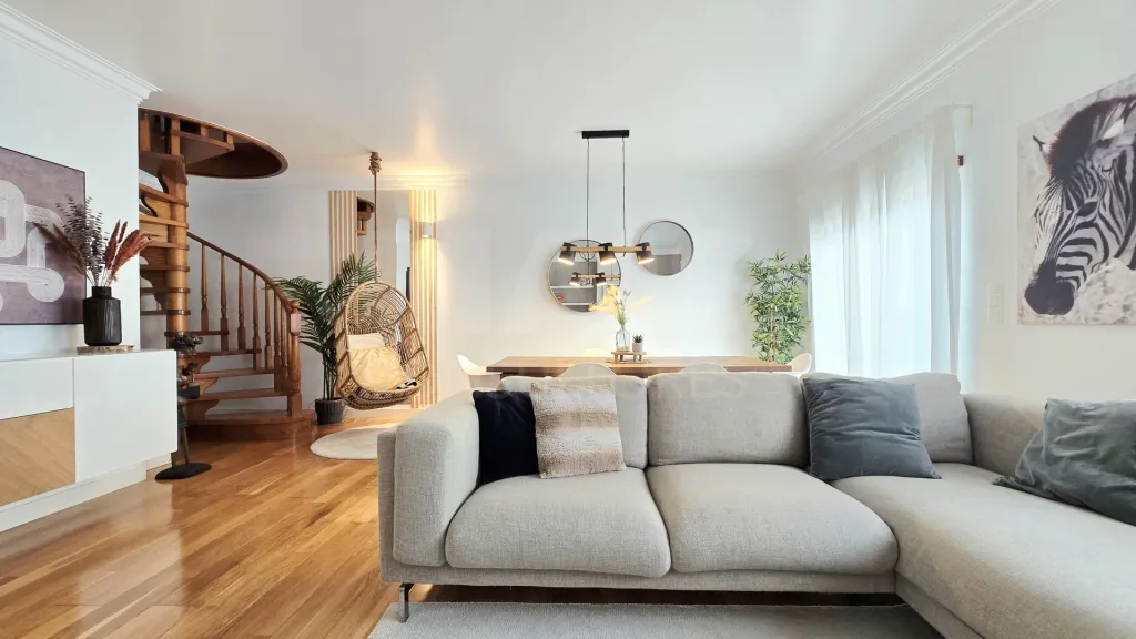 Duplex T2+1 (174m2) com terraço e entradas independentes, em Santo António da Caparica