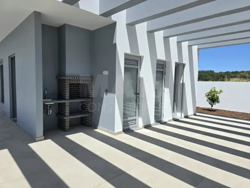 Moradia T4 térrea de luxo com piscina no Nadadouro