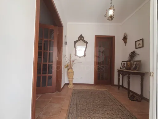 Moradia T3 Térrea com Garagem e Pátio no Nadadouro
