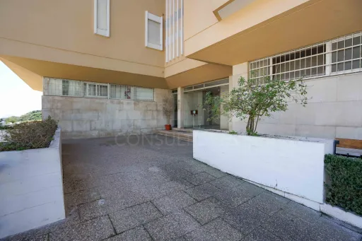 T2 Renovado com Vista Rio | Av. Mouzinho de Albuquerque