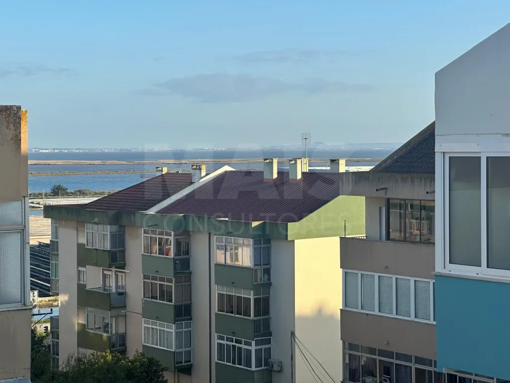 Apartamento T3 totalmente remodelado na Póvoa de Santa Iria com vista rio
