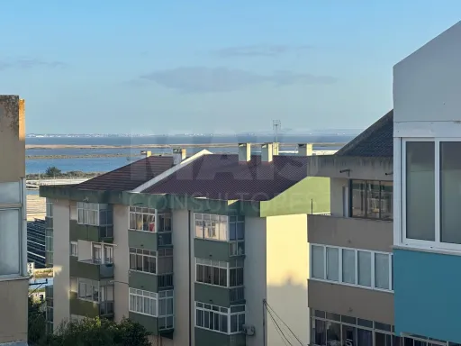 Apartamento T3 totalmente remodelado na Póvoa de Santa Iria com vista rio