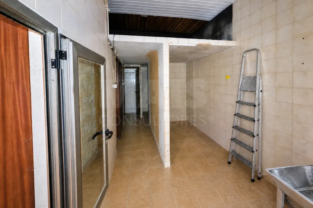 Um espaço. Diferentes caminhos. | 123 M² NO CENTRO DA BENEDITA
