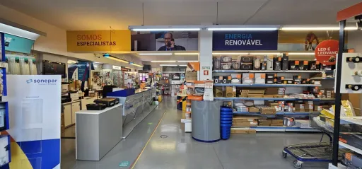 Loja Santo António dos Cavaleiros com 349,90m2 útil e 4 lugares de estacionamento