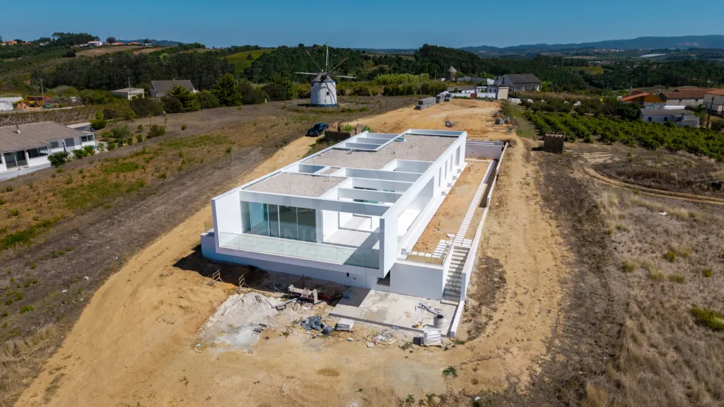 4-bedr. house on 2-hectare plot in Carvalhal