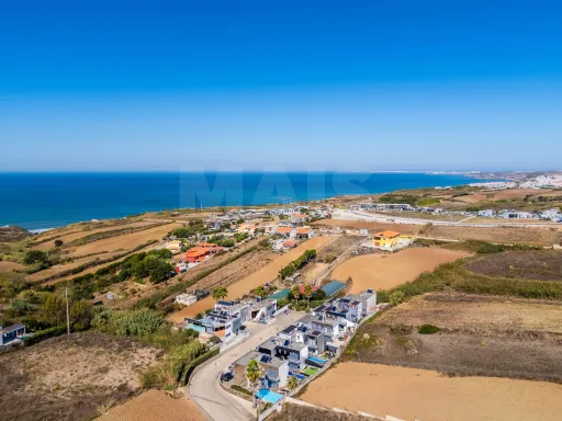 4 bedroom villa with patio, garage and sea view!