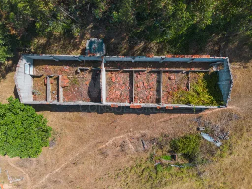 Quintinha T3 com 7.616 m² de terreno urbano e anexos (Casal do Rei)