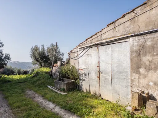Oportunidade Única | Moradia com Terreno, Vista Aberta e Potencial de Valorização