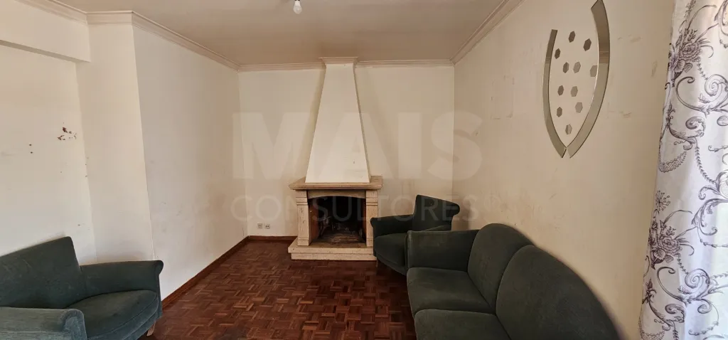 Apartamento T3 no Centro de Alpiarça | Áreas Generosas, Varandas e Excelente Localização