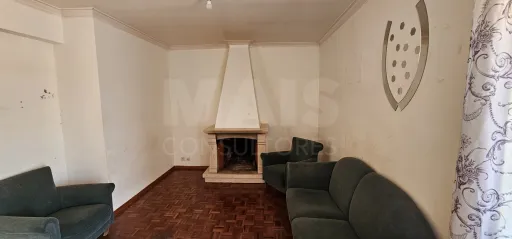 Apartamento T3 no Centro de Alpiarça | Áreas Generosas, Varandas e Excelente Localização