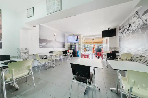 Prédio no centro de Peniche – com comércio e habitação, vista mar
