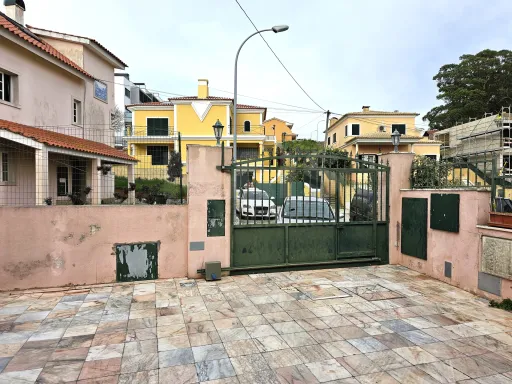 Moradia Geminada V4 com Logradouro e Estacionamento em Leceia - Oeiras