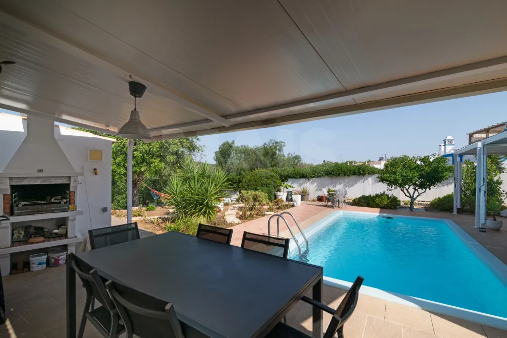 Moradia V2 em Albufeira com piscina