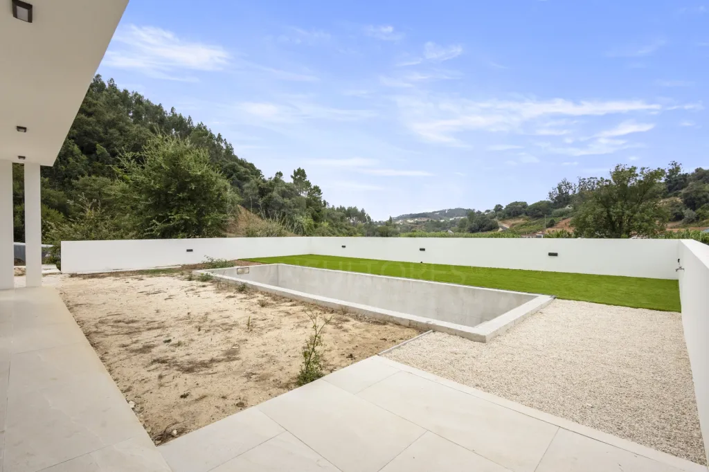 Moradia T3+1 NOVA com piscina em terreno de 2098m2