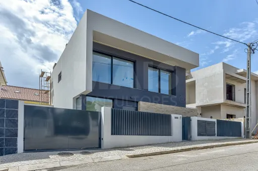 Magnifica moradia V4 Nova na Granja em Vialonga com piscina de água salgada