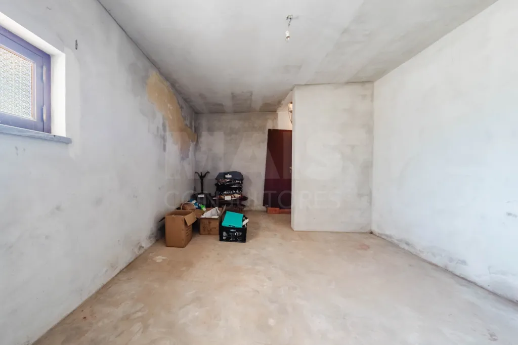 Moradia Isolada com Terreno de 9.840 m² em Barreiras – Cadaval