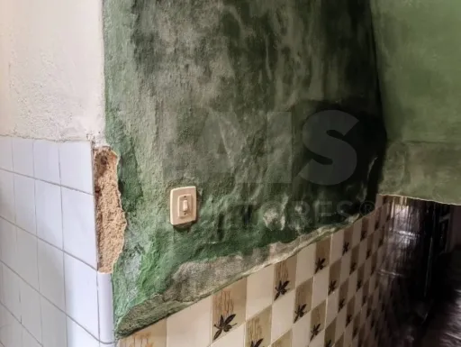 Moradia com garagem para reconstrução centro de Sacavém
