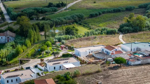 Moradia T4 com piscina em lote de 759m2 em Amoreira Óbidos