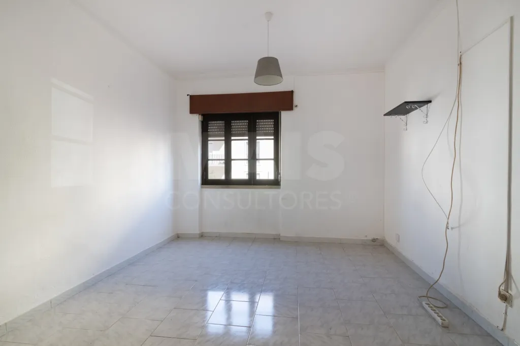 Prédio em propriedade total, localizado numa zona central da Lourinhã,