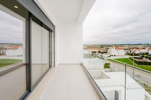 Moradia T3 Nova C/ Vista Mar, Piscina e Garagem, Areia Branca, Lourinhã