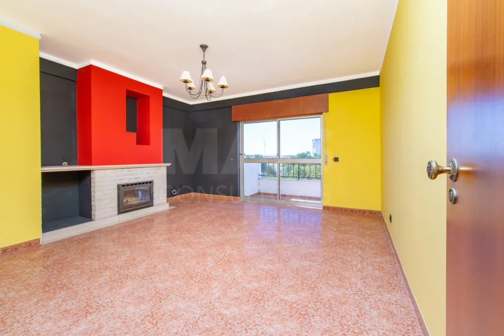 Apartamento T3 com varandas, arrecadação e vista desafogada em Samora Correia