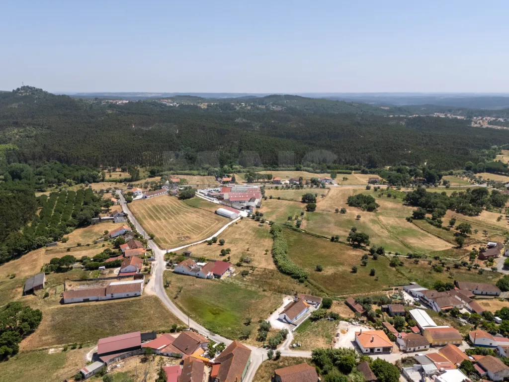 Moradia T2 em Alcanede, Santarém com Jardim e Terreno Urbano
