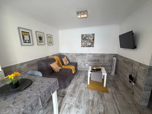 Moradia com 3 apartamentos e vista mar