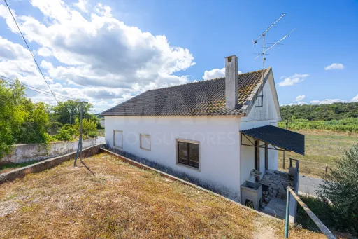 2-Bedroom House with Garage | 400 m² Lot | Ota – Alenquer