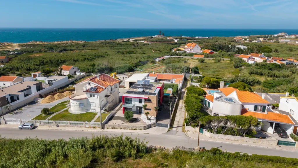 Deslumbrante Moradia T5 com Vista Mar, Piscina Privada e Excelente Exposição Solar