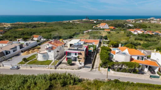 Deslumbrante Moradia T5 com Vista Mar, Piscina Privada e Excelente Exposição Solar