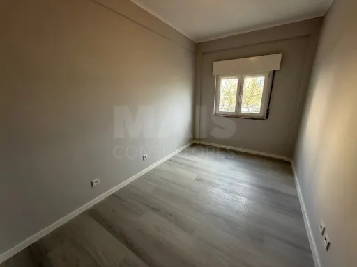 Apartamento T2 Oeiras Com Arrecadação