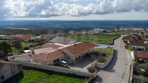 Moradia Térrea T5 com Piscina e Vista Deslumbrante – Serra de Aire e Candeeiros