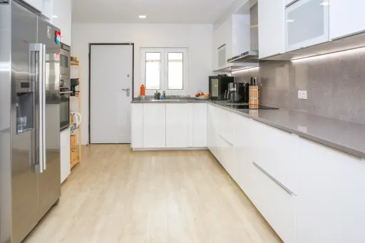 House 3 Bedrooms Carregado