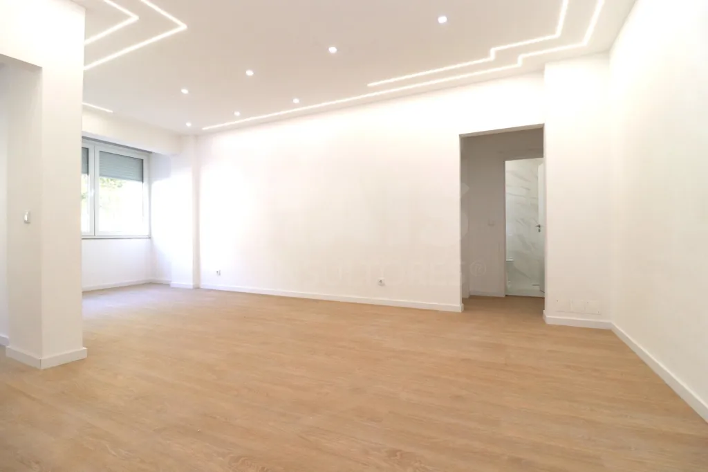 Apartamento Totalmente Remodelado T2 1º Andar com 2 Elevadores no Centro de Setúbal