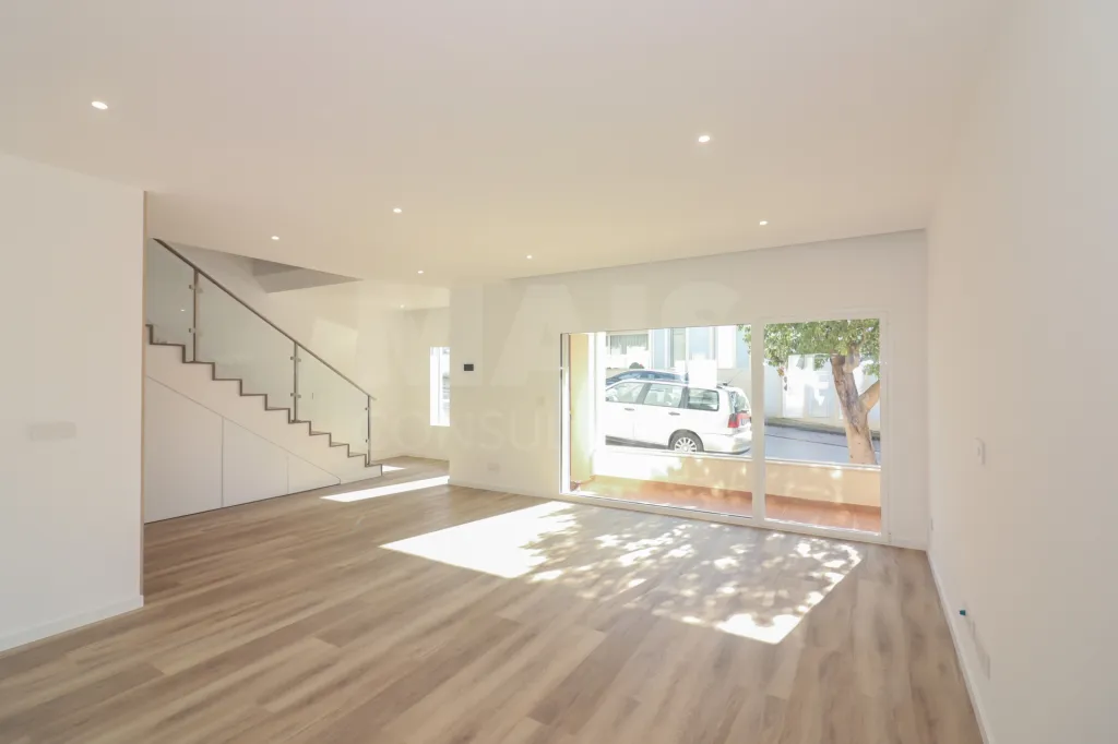 House 4 Bedrooms Juncalinho gated community