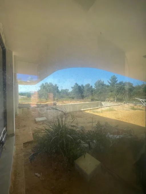 Moradia térrea contemporânea em fase final, com piscina infinita e jacuzzi em lote de 1.500 m²