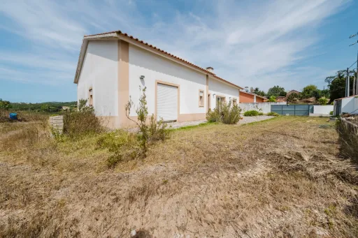Moradia térrea T3 em lote 1002m2, jardim e garagem