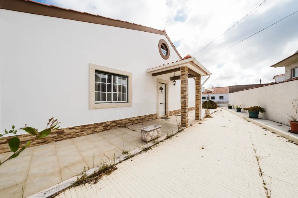 Moradia T3 Térrea com Garagem e Pátio no Nadadouro