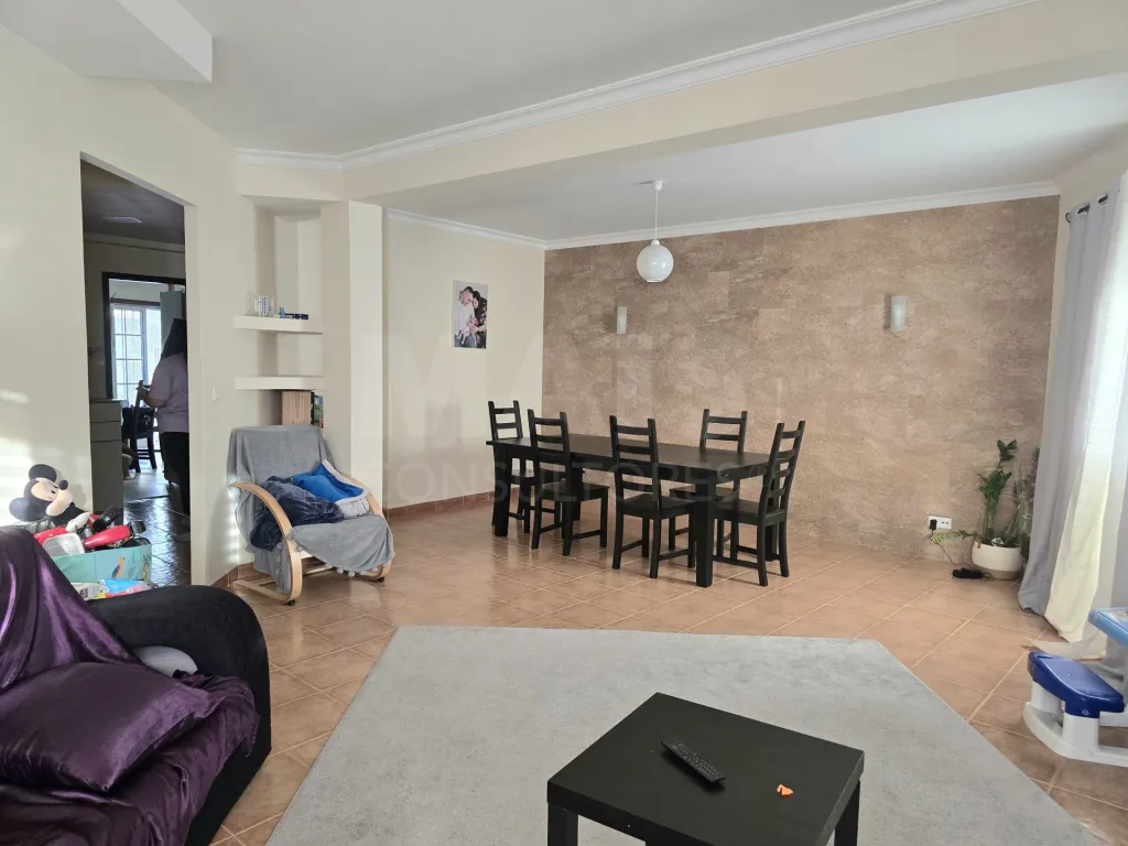 Moradia geminada T3 com garagem box e pátio de 60 M² | Alfeizerão