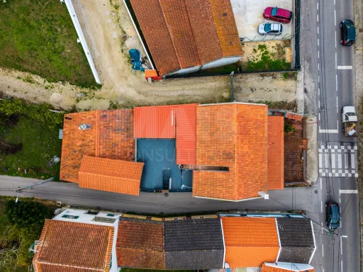 Moradia T3 com comércio e terraço no Coto