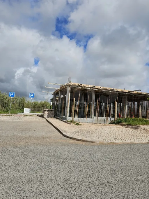 Lote Terreno com projeto aprovado para moradia T3 com Piscina