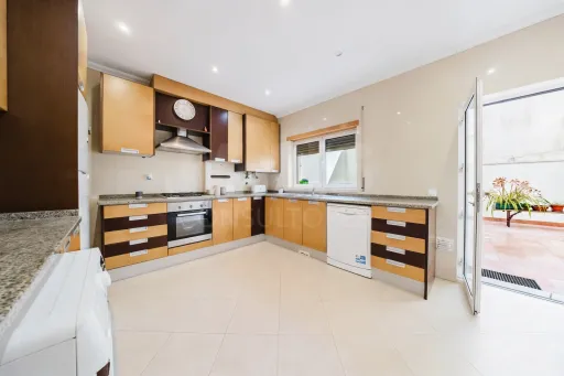 Apartamento T2 com terraço e garagem nas Caldas da Rainha